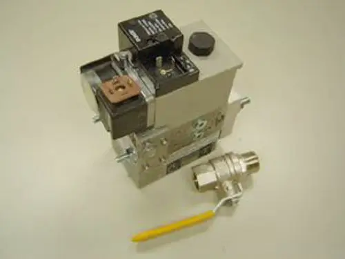 Gasregelstrecke von Remeha, bestehend aus einem Gehäuse mit elektrischen Anschlüssen und einem Ventilanschluss. Komponenten sind zur Gasregelung und Steuerung im Einsatz.
